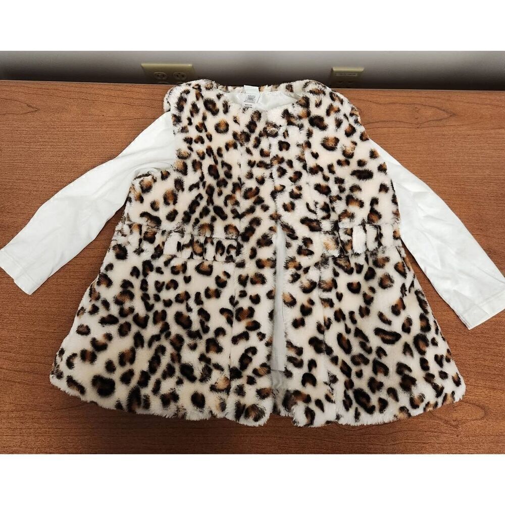 💕Little Me 4T Set, white long sleeved top  faux fur leapord print vest (S)